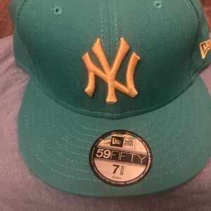 Brand New dead stock never worn New Era fitted hat. 🔥🔥🔥